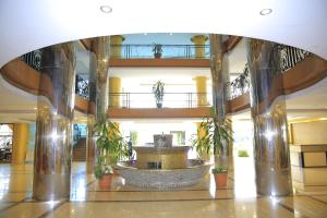 亚的斯亚贝巴Inter Luxury Hotel的大厅,大楼中央有一个喷泉