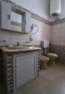 兰佩杜萨Bed and Breakfast Siciliamuri Lampedusa的一间带水槽和卫生间的浴室