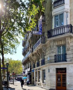 巴黎集刊酒店的建筑的侧面有标志