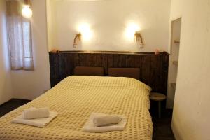 DibichGuest house BULGARKA的一间卧室配有一张床,上面有两条毛巾