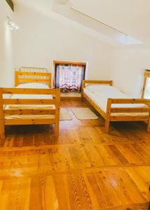 科巴里德Počitniška hiša Lazar的铺有木地板的客房内的两张床