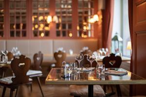 科尔马Grand Hôtel Bristol的用餐室配有带酒杯的桌子