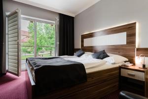 韦伯夫蒙哈德酒店的一间卧室设有一张大床和一个窗户。