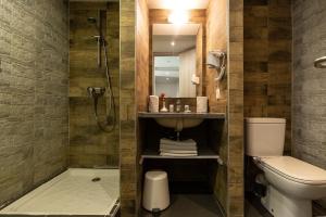 马拉喀什瓦佐公寓酒店 的带淋浴、卫生间和盥洗盆的浴室