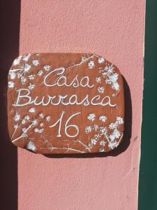 莱万托Casa Burrasca的粉红色墙边的标志
