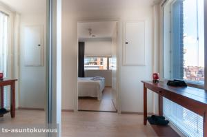 图尔库The Best View in Turku with private balcony, sauna, car park的卧室景客房