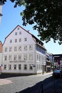 富尔达Boutique-Hotel Stadtvilla Hodes的街道边的白色大建筑
