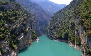 格雷乌莱班Verdon Secret - L'escapade parfaite的峡谷中河流的景色