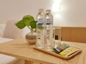 清迈Hotel AONO的桌子上托盘上的两瓶水