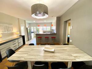 萨洛Victoria Beach Salou - Exclusive For Families的一间带桌椅的用餐室