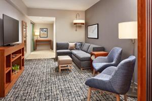 埃尔塞贡多洛杉矶/洛杉矶/埃尔塞贡多君悦酒店的客厅配有沙发、椅子和电视