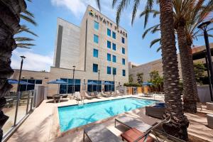 埃尔塞贡多洛杉矶/洛杉矶/埃尔塞贡多君悦酒店的棕榈树酒店前的游泳池
