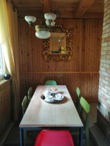 苏普拉希尔Dom w Puszczy的餐桌、椅子和镜子