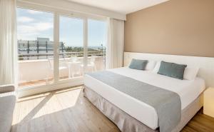 伊斯兰蒂拉伊斯兰蒂拉吕尼翁酒店的一间卧室设有一张大床和一个大窗户
