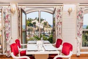 安塔利亚阿达利亚港酒店 的一间带桌椅和窗户的用餐室
