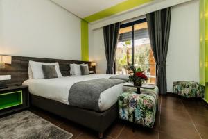 马拉喀什瓦佐酒店的一间卧室设有一张大床和一个窗户。