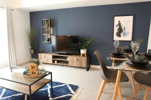 伍斯特Blueberry View-Wyndale-2BR Boutique Worcester的客厅配有桌子和电视