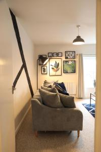 Blueberry View-Wyndale-2BR Boutique Worcester的休息区