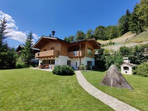 玛丽亚阿尔姆Alpine Cottage Salzburg的山丘上带草地的房屋
