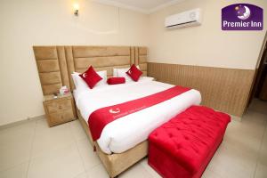 Premier Inn Grand Gulberg Lahore客房内的一张或多张床位