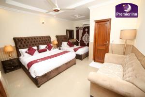 Premier Inn Grand Gulberg Lahore客房内的一张或多张床位