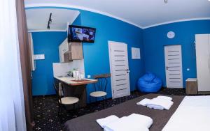 伊万诺-弗兰科夫斯克Luxury.ap的一间卧室设有蓝色的墙壁、一个水槽和一张书桌
