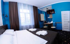 伊万诺-弗兰科夫斯克Luxury.ap的酒店客房,配有带毛巾的床