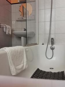 比斯利表德佩雷斯好酒店的白色的浴室设有浴缸和水槽。