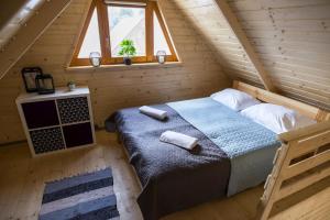 比斯库佩茨Dadaj Summer Camp - całoroczne domki Rukławki的小木屋内一间卧室,配有一张床