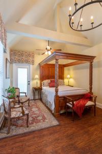 圣奥古斯丁The Kenwood Inn Bed and Breakfast Historic District的一间卧室配有一张天蓬床和吊灯。