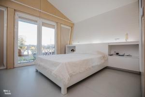 塞洛里库迪巴什图Quinta Da Fontinha的白色的卧室设有床和大窗户