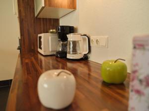 戈尔德格Casa Alpina的木台面上的厨房台,上面有苹果