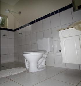 卡孔德Pousada Encanto da Mata - Ecológica的浴室配有白色卫生间和盥洗盆。