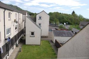 阿伯福伊尔Creag Mhor Self Catering Holiday Apartment的一组建筑物的空中景观