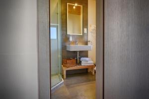 维多利亚卡萨杰梅利精品旅馆的一间带水槽和镜子的浴室