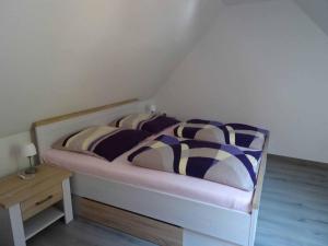 梅森Ferienhaus Dampferblick的一间卧室配有一张带两个枕头的床