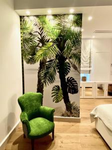 特拉尼奥维科住宿加早餐旅馆的棕榈树画室里的绿椅
