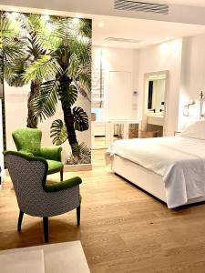 特拉尼奥维科住宿加早餐旅馆的一间卧室配有一张床、一把椅子和棕榈树壁画