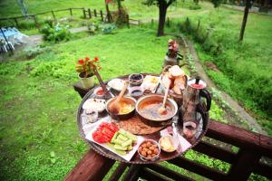 艾德亚耶拉西Kuşpuni Mountain Lodge的一张野餐桌,上面有食物