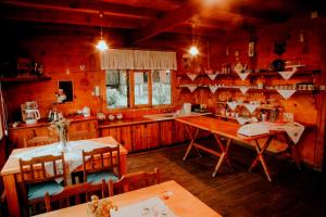 艾德亚耶拉西Kuşpuni Mountain Lodge的厨房以及带桌椅的用餐室。