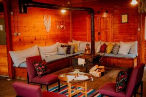 艾德亚耶拉西Kuşpuni Mountain Lodge的客厅配有沙发、椅子和桌子