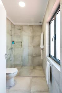 里斯本Lisbon Serviced Apartments - Campos的带淋浴和卫生间的浴室。