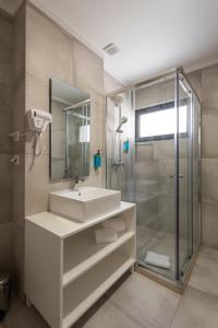 里斯本Lisbon Serviced Apartments - Campos的一间带水槽和淋浴的浴室