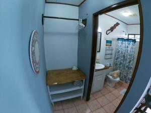 雅科Hotel Perico Azul & Surf Camp的一间带水槽、卫生间和镜子的浴室