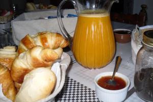Castello-di-Rostino拉玛罗特查比瑞住宿加早餐旅馆的一张桌子,上面有面包和橙汁