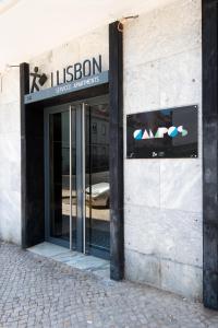 里斯本Lisbon Serviced Apartments - Campos的建筑物入口,上面有标志