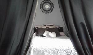 Castello-di-Rostino拉玛罗特查比瑞住宿加早餐旅馆的一间卧室配有带窗帘和镜子的床