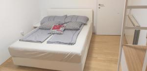 新戈里察Love 2 Solkan的客房内的白色床和枕头