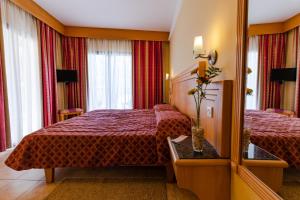 克伦蒂圣安德烈酒店的酒店客房,设有两张床和镜子