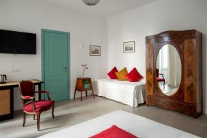 罗马Guesthouse Serafino的一间卧室配有一张床、镜子和一张床